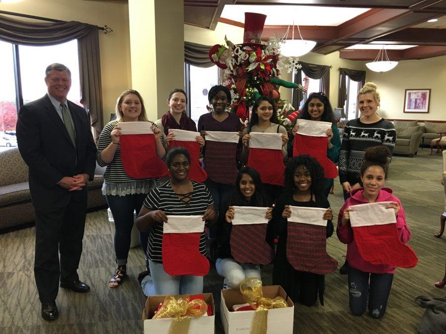 Mr.+Mimms%2C+Mrs.+Mercado%2C+and+the+fashion+design+students+delivered+their+stockings+to+the+Baylor+Scott+%26+White+Medical+Center+in+Frisco.